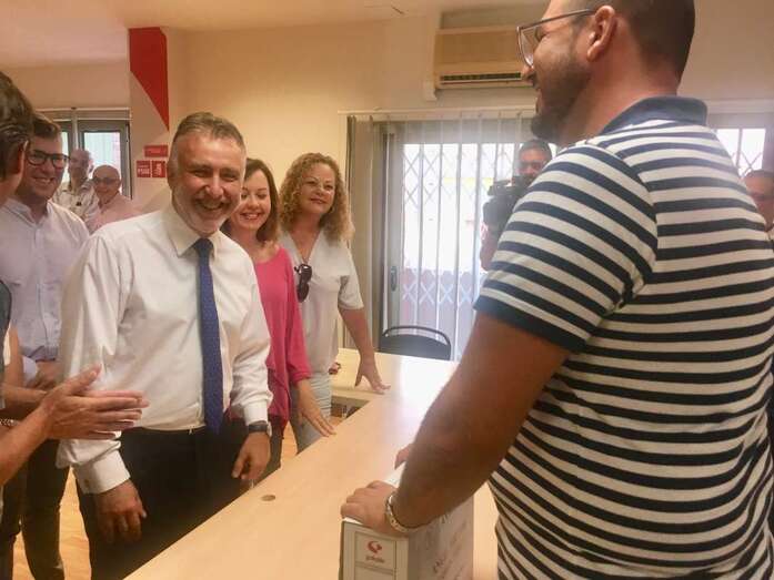 Momento en que Ángel Víctor Torres presentó los avales de su candidatura (Foto TA)